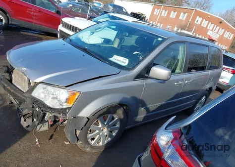 2016 Chrysler Town & Country Touring z USA, uszkodzony, nr VIN 2C4RC1BG8GR222820